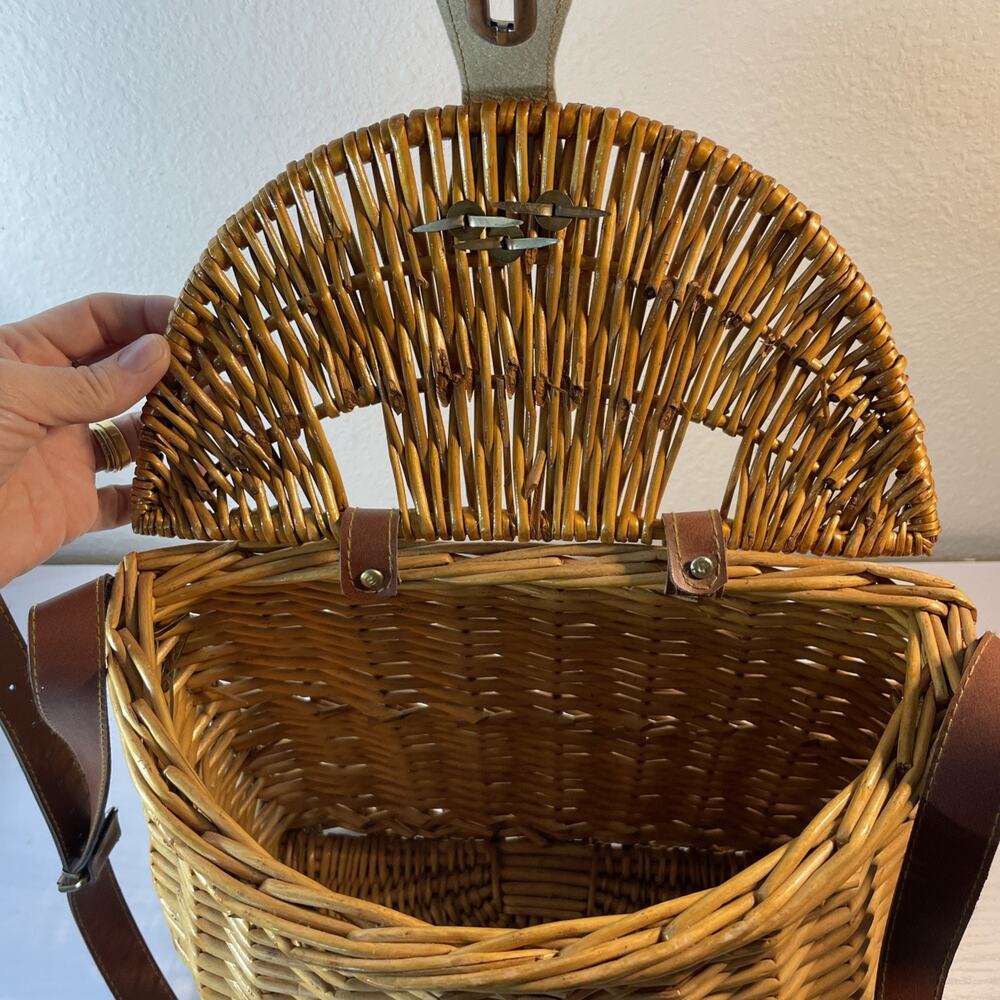 1960s 1970s Wicker Basket Purse Faux Leather Strap Boho Fishing Creel Bag - Picture 6 of 10
